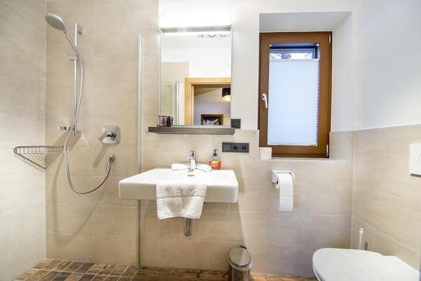 Foto van Alpenchalet met sauna en balkon - Vakantiehuis in Neukirchen - TerraceBalcony