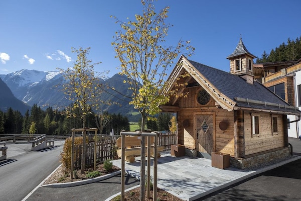 Foto van Alpenchalet met sauna en balkon - Vakantiehuis in Neukirchen - HallReception