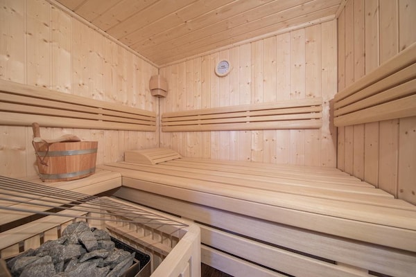 Foto van Chalet Retreat met terras en sauna - Vakantiehuis in Neukirchen - Wellness