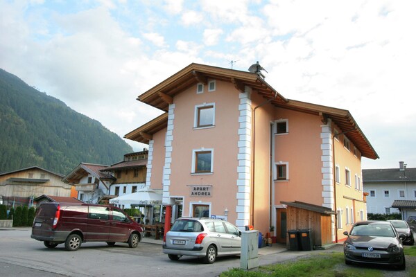 Foto van Stijlvol Appartement in Uderns bij Skilift - Vakantiehuis in Uderns - ExteriorSummer