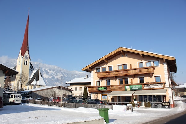 Foto van Stijlvol Appartement in Uderns bij Skilift - Vakantiehuis in Uderns - ExteriorWinter