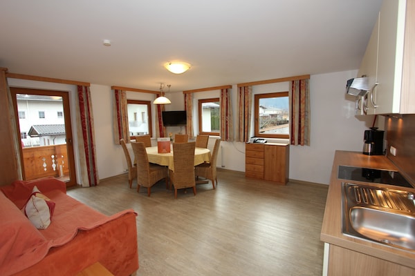 Foto van Stijlvol Appartement in Uderns bij Skilift - Vakantiehuis in Uderns - LivingRoom
