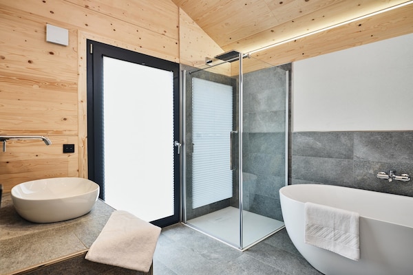 Foto van Luxe chalet met zwembad en sauna bij de skilift - Vakantiehuis in Ennsling - BathRoom