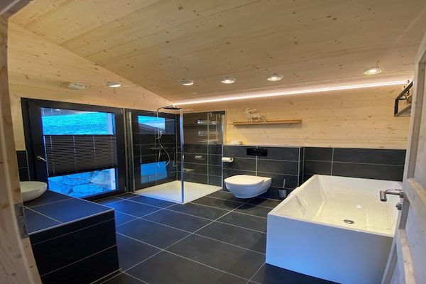 Foto van Luxe chalet met zwembad en sauna bij de skilift - Vakantiehuis in Ennsling - BathRoom