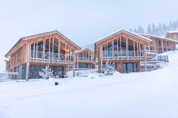 Foto van Luxe chalet met zwembad en sauna bij de skilift - Vakantiehuis in Ennsling - ExteriorWinter