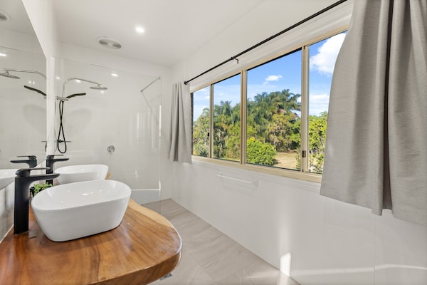 Foto van Familiehuis met 4 slaapkamers aan de kust van Hervey Bay, vlakbij het strand. - BathRoom