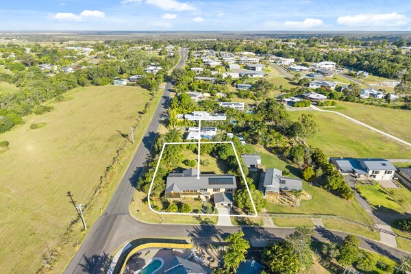 Foto van Familiehuis met 4 slaapkamers aan de kust van Hervey Bay, vlakbij het strand. - AreaSummer1KM