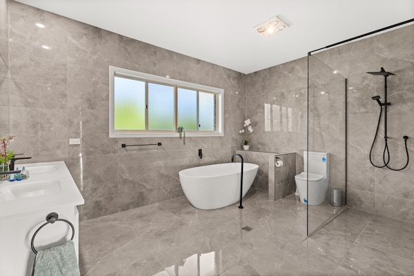 Foto van Familiehuis met 4 slaapkamers aan de kust van Hervey Bay, vlakbij het strand. - BathRoom
