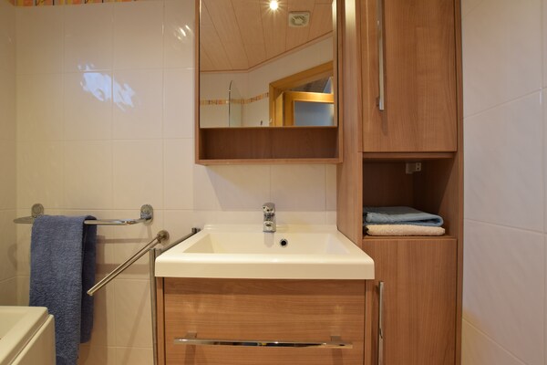 Foto van Comfortabel huisje nabij het Cherapont-meer - Vakantiehuis in Limerle - BathRoom