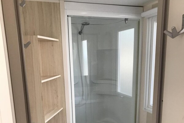 Foto van Cordelia Lodge met tuin en picknickplaats - Vakantiehuis in Ravels - BathRoom