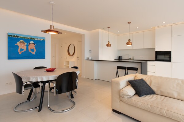 Foto van Appartement op Zeedijk met zeezicht - Vakantiehuis in MIDDELKERKE - LivingRoom