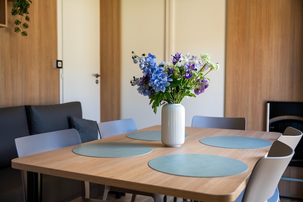Foto van Comfortabele caravan in groene omgeving - Vakantiehuis in Lembeke (Kaprijke) - DiningRoom