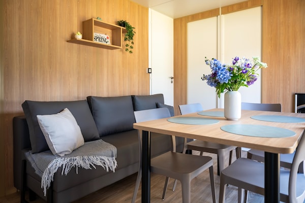 Foto van Comfortabele caravan in groene omgeving - Vakantiehuis in Lembeke (Kaprijke) - LivingRoom