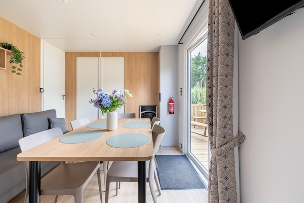 Foto van Comfortabele caravan in groene omgeving - Vakantiehuis in Lembeke (Kaprijke) - DiningRoom