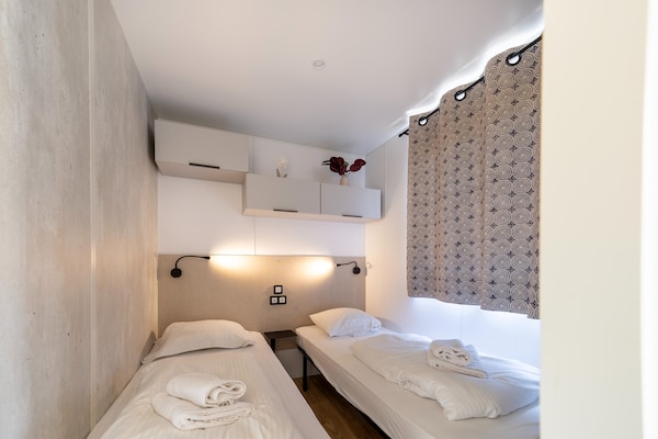 Foto van Comfortabele caravan in groene omgeving - Vakantiehuis in Lembeke (Kaprijke) - BedRoom