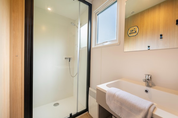 Foto van Comfortabele caravan in groene omgeving - Vakantiehuis in Lembeke (Kaprijke) - BathRoom
