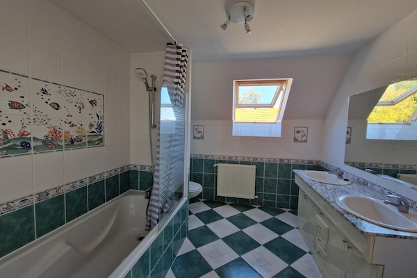 Foto van Natuurstenen huis bij Baai van Morlaix - Vakantiehuis in Plouégat-Guérand - BathRoom