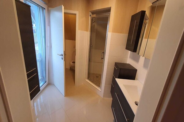 Foto van Vakantieappartement met uitzicht op het meer aan de Groß Labenzer See - BathRoom