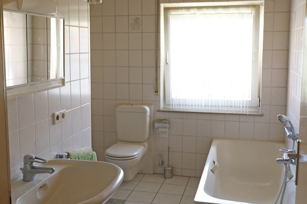 Foto van Charmant vakantieappartement met tuin in Hüddingen - BathRoom