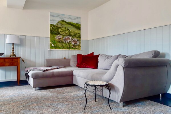 Foto van Charmant vakantiehuis met natuurlijke tuin - Vakantiehuis in Kaltennordheim-Unterweid - LivingRoom