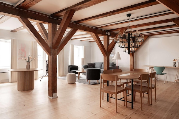 Foto van Deens huis in iconische binnenplaats van Nyhavn - Vakantiehuis in København - DiningRoom