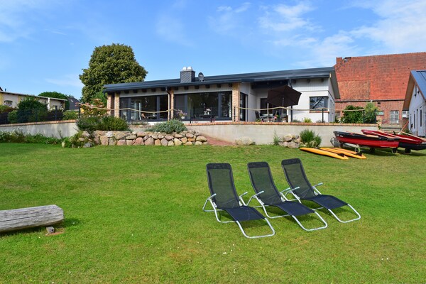 Foto van Vakantieappartement met eigen toegang tot het meer en een aanlegsteiger. - ExteriorSummer