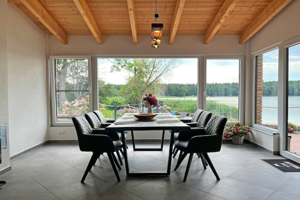 Foto van Vakantieappartement met eigen toegang tot het meer en een aanlegsteiger. - DiningRoom