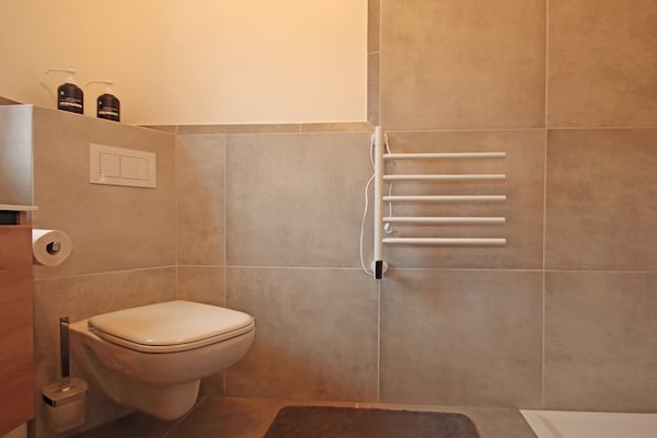 Foto van Vakantieappartement met eigen toegang tot het meer en een aanlegsteiger. - BathRoom