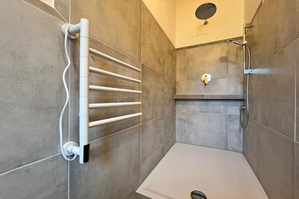 Foto van Vakantieappartement met eigen toegang tot het meer en een aanlegsteiger. - BathRoom