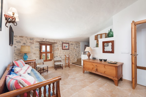 Foto van Chalet in Caimari met Uitzicht op Bergen - Vakantiehuis in Caimari, Illes Balears - LivingRoom
