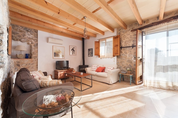 Foto van Chalet in Caimari met Uitzicht op Bergen - Vakantiehuis in Caimari, Illes Balears - LivingRoom