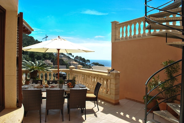 Foto van Villa in Canyamel met Uitzicht en Zwembad - Vakantiehuis in Canyamel - TerraceBalcony