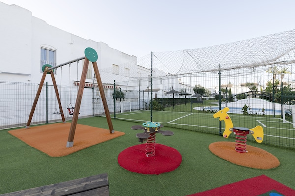 Foto van Villa in La Barrosa bij strand en zwembad - Vakantiehuis in La Barrosa, Cádiz - ExteriorSummer