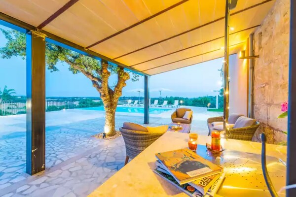 Foto van Huis bij Son Serra met zoutwaterzwembad - Vakantiehuis in Santa Margalida, Illes Balears - TerraceBalcony