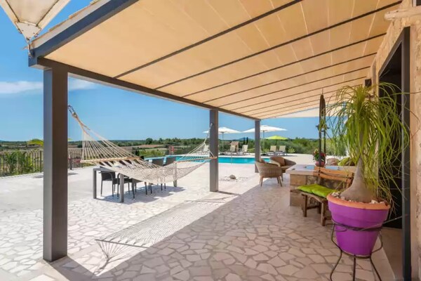 Foto van Huis bij Son Serra met zoutwaterzwembad - Vakantiehuis in Santa Margalida, Illes Balears - TerraceBalcony