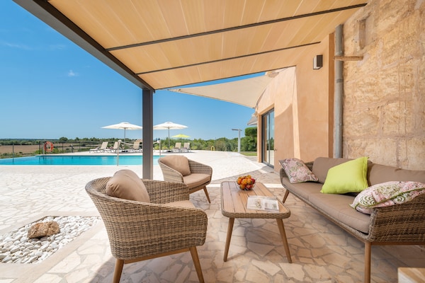 Foto van Huis bij Son Serra met zoutwaterzwembad - Vakantiehuis in Santa Margalida, Illes Balears - TerraceBalcony