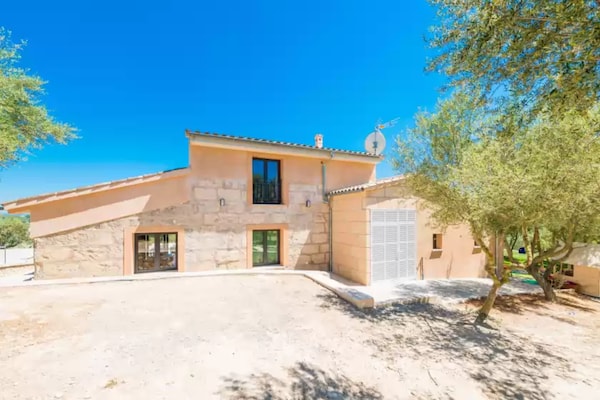 Foto van Huis bij Son Serra met zoutwaterzwembad - Vakantiehuis in Santa Margalida, Illes Balears - ExteriorSummer