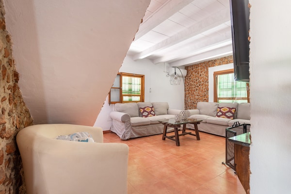 Foto van Villa in Santa Maria met zoutwaterzwembad - Vakantiehuis in Santa María Del Cami, Illes Balears - LivingRoom