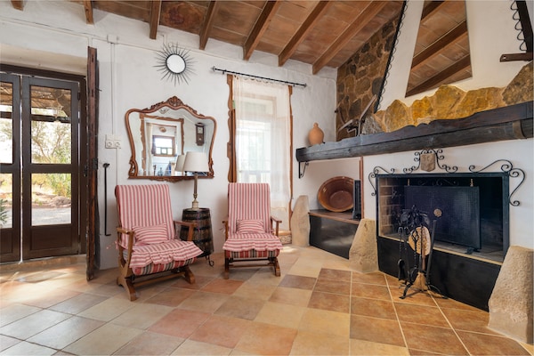 Foto van Villa in Santa Maria met zoutwaterzwembad - Vakantiehuis in Santa María Del Cami, Illes Balears - LivingRoom