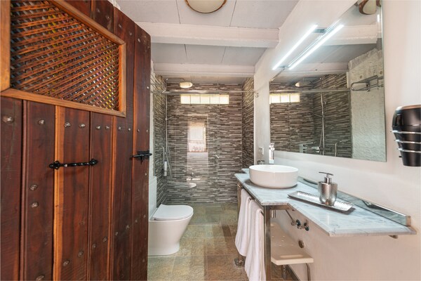 Foto van Villa in Santa Maria met zoutwaterzwembad - Vakantiehuis in Santa María Del Cami, Illes Balears - BathRoom