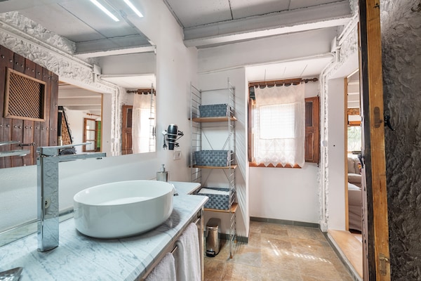 Foto van Villa in Santa Maria met zoutwaterzwembad - Vakantiehuis in Santa María Del Cami, Illes Balears - BathRoom
