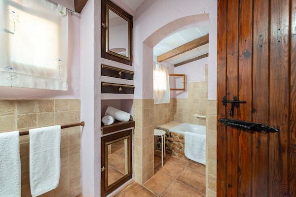 Foto van Villa in Santa Maria met zoutwaterzwembad - Vakantiehuis in Santa María Del Cami, Illes Balears - BathRoom