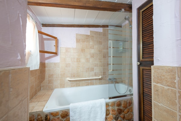 Foto van Villa in Santa Maria met zoutwaterzwembad - Vakantiehuis in Santa María Del Cami, Illes Balears - BathRoom