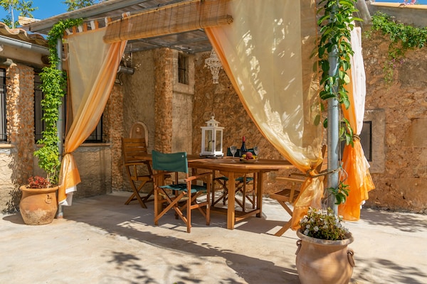 Foto van Villa in Santa Maria met zoutwaterzwembad - Vakantiehuis in Santa María Del Cami, Illes Balears - TerraceBalcony