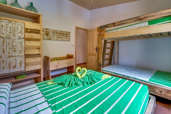 Foto van Villa in Palafolls met Privézwembad & BBQ - Vakantiehuis in Palafolls - BedRoom