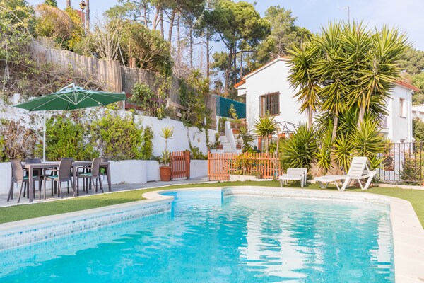 Foto van Villa aan Costa Brava met Zeezicht & Zwembad - Vakantiehuis in Lloret de Mar - ExteriorSummer