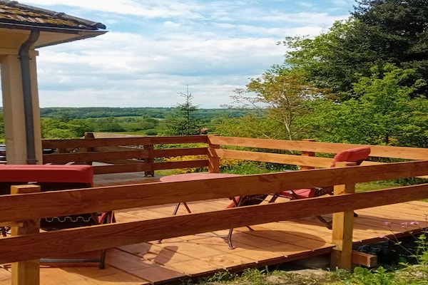 Foto van Bourgondisch uitje bij het zwembad - Vakantiehuis in Cuzy - TerraceBalcony