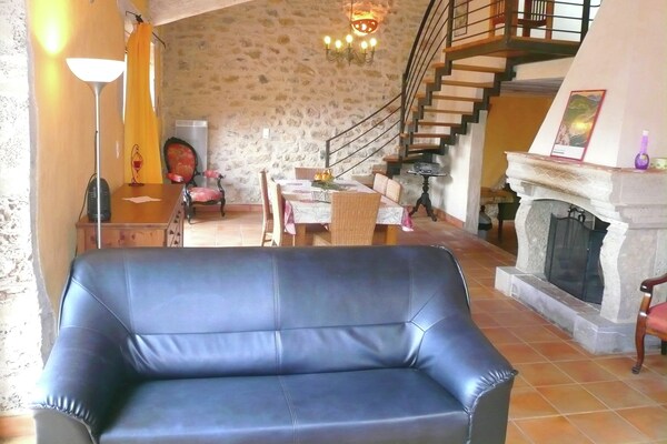 Foto van Zonnige ontsnapping naar sereniteit - Vakantiehuis in Fraissé-Des-Corbieres - LivingRoom