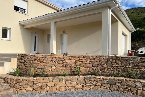 Foto van Villa l'Esquirol met uitzicht en zwembad - Vakantiehuis in Roquebrun - ExteriorSummer