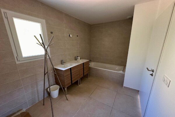 Foto van Villa l'Esquirol met uitzicht en zwembad - Vakantiehuis in Roquebrun - BathRoom